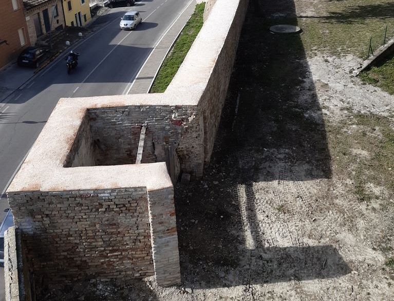 Restyling mura urbiche a viale della Carriera
