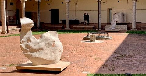 “Armonie di Pietra” di Giuliani espone al chiostro San Francesco di Ascoli