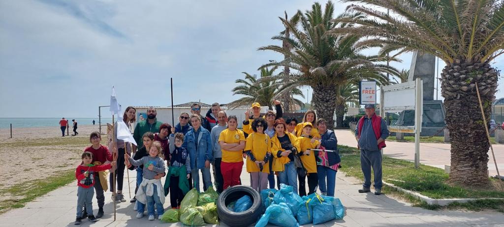Ripulita dai volontari la spiaggia di Civitanova Marche