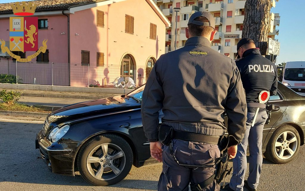 Controlli a Lido Tre Archi, tre albanesi fermati con due grammi d’hashish e una patente ritirata