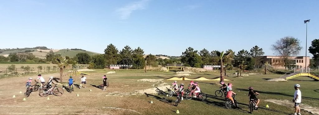 Ragazzi sui pedali al River Bike Park a Piane di Rapagnano