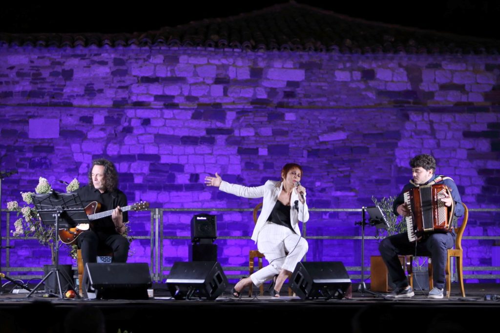 Mafalda Minnozzi incanta il pubblico di San Severino cantando “Napoli”