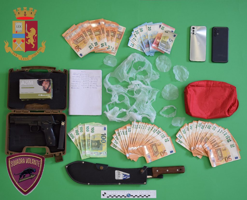 Getta 11 grammi di cocaina dall’auto in fuga, arrestato albanese con base di spaccio a Campofilone