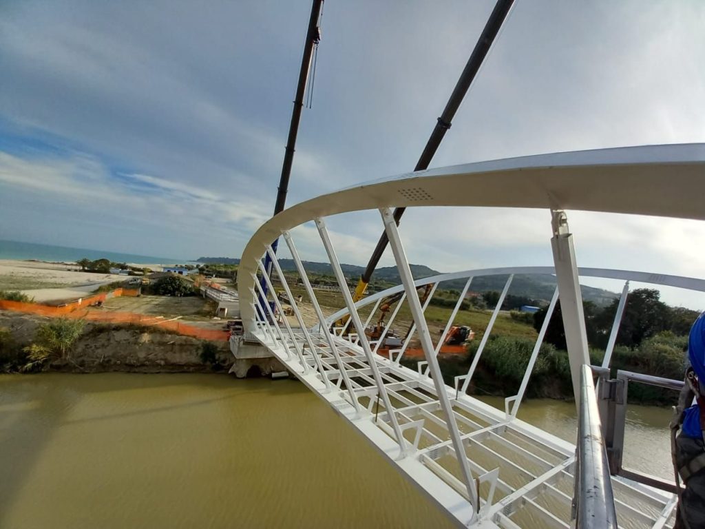 Completato il montaggio del ponte ciclopedonale sul fiume Ete