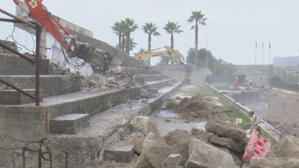 Demolita la storica curva nord del Ballarin