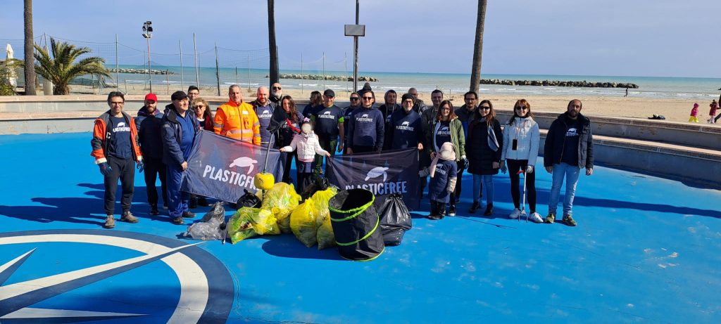 Plastic Free, spiaggia pulita a Lido di Fermo
