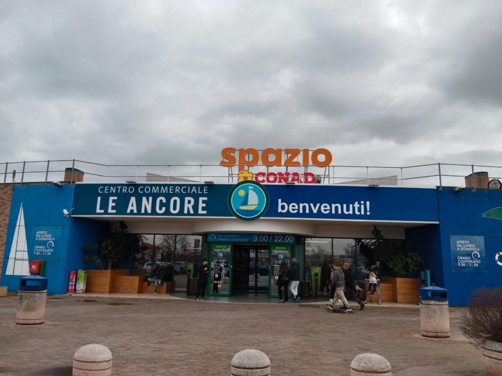 Ladri acrobati al centro commerciale Le Ancore di Porto Sant’Elpidio