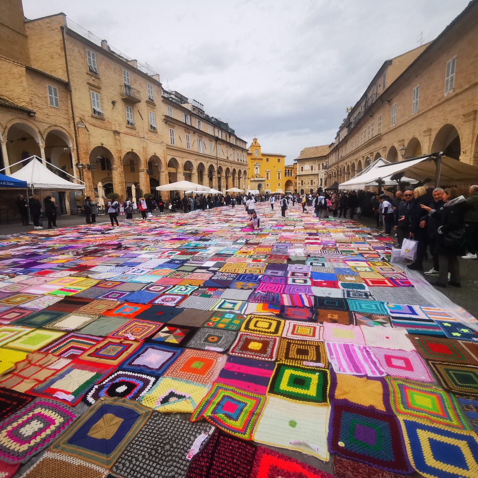 Viva Vittoria, 1800 coperte in piazza per le donne