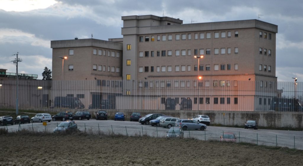 Pieve Torina: porta i cani in un campo e viene accoltellato dal proprietario