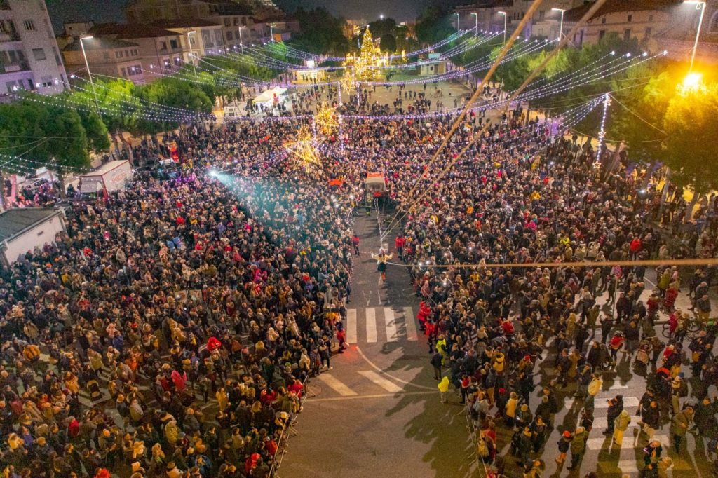 Befana e spazzacamini equilibristi attesi il 6 gennaio in piazza a Civitanova