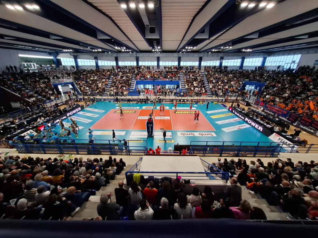 Davanti a più tifosi 3442 che abitanti, Grottazzolina volley fa tremare la capolista Perugia che vince 3 a 1