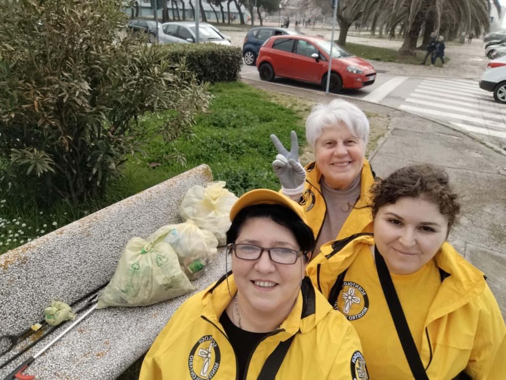 Volontarie di Scientology ripuliscono il centro di Civitanova