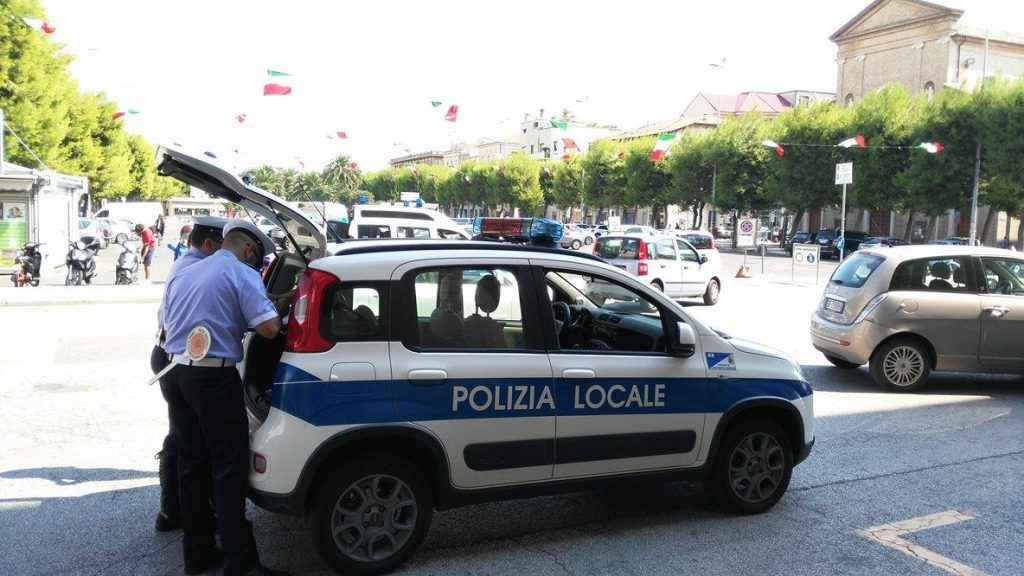 Due magrebini denunciati per furto grazie alla collaborazione fra commercianti del centro e polizia locale a Civitanova