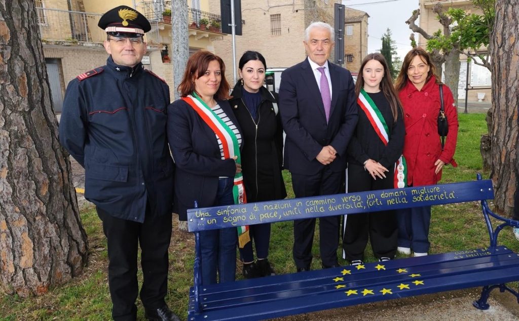 Panchina con i colori dell’UE inaugurata a Monterubbiano