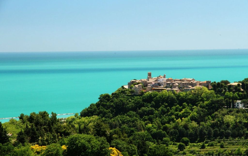 I dubbi di Serena sul brand rivierasco: “Costa ma il litorale è piatto, Borghi ormai è abusato”