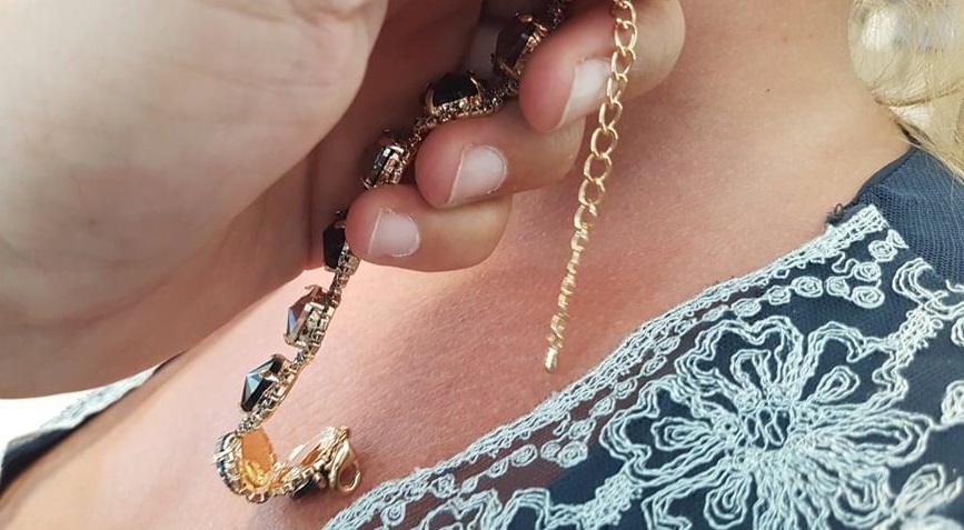 Anziana molestata e derubata di una collana d’oro a Montegranaro