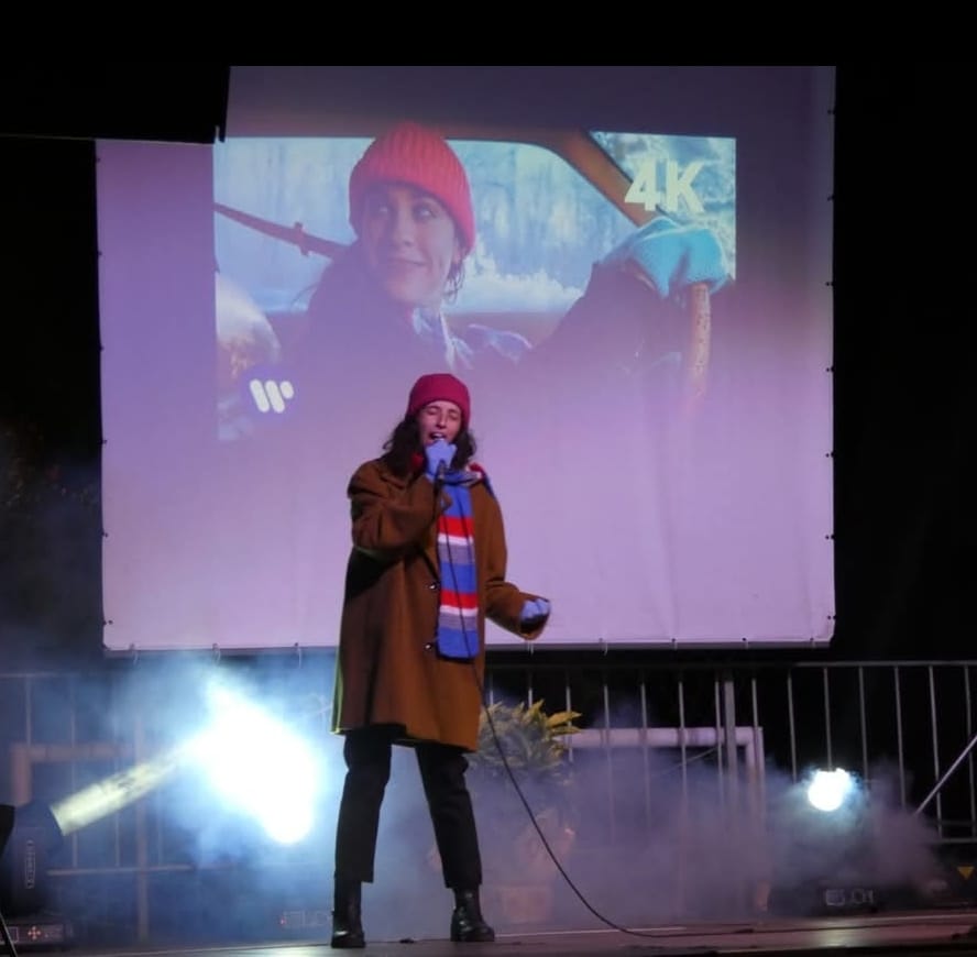 Valeria Marzi di Fermo che ha partecipato a “je ressumiglio show”  dona il premio in buoni alimentari ai servizi sociali