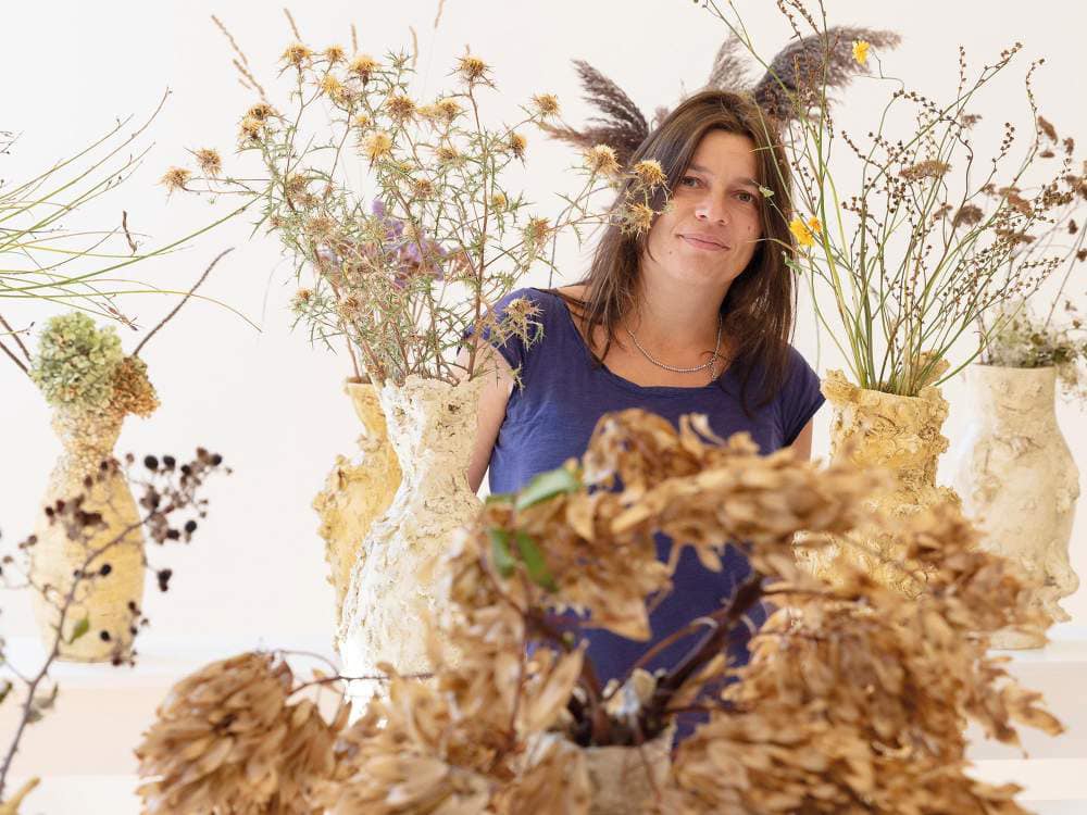 Dalle “erbacce e fonti” alla Biennale di Venezia, Fermo celebra l’artista Chiara Camoni