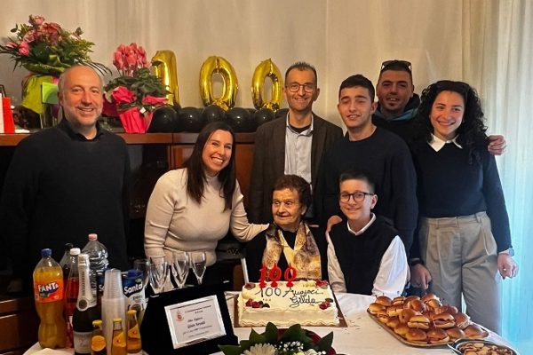 100 anni per nonna Gilda! A Molini di Fermo torta in famiglia e targa dal sindaco
