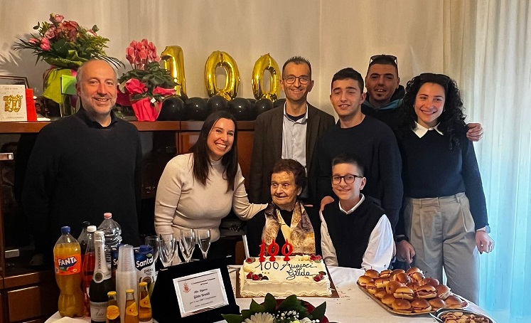 100 anni per nonna Gilda! A Molini di Fermo torta in famiglia e targa dal sindaco