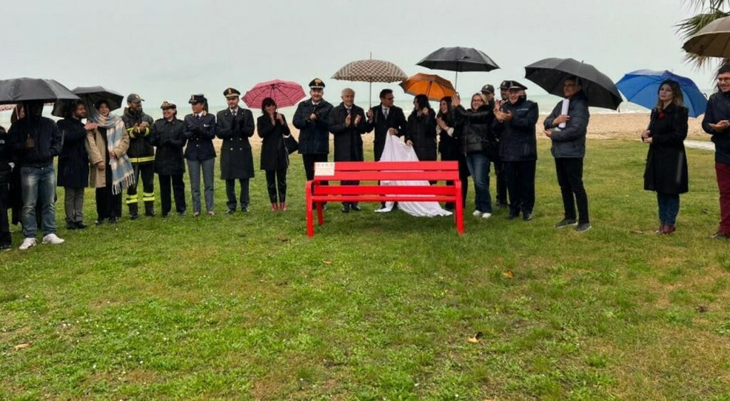 Panchina rossa istallata a Lido Tre Archi per la Giornata contro la violenza sulle donne