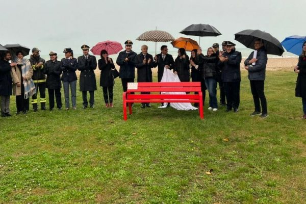 Panchina rossa istallata a Lido Tre Archi per la Giornata contro la violenza sulle donne