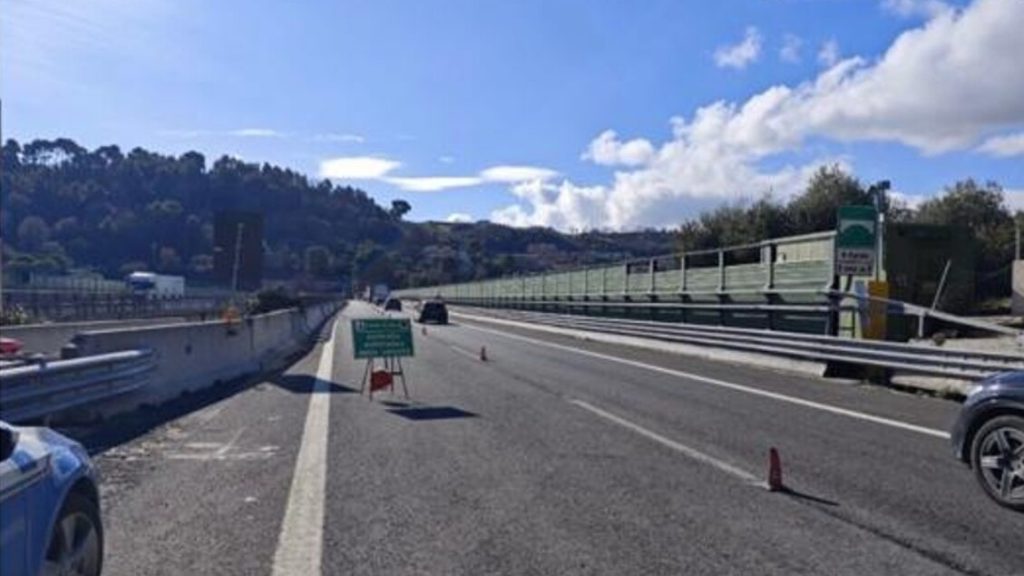 Polizia stradale impegnata nel controllo della velocità in A14 fra Pedaso e Grottammare