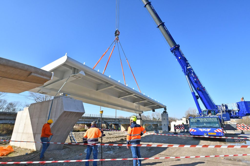 Ponte ciclopedonale adriatico, primi conci metallici in posa fra Civitanova e Porto Sant’Elpido