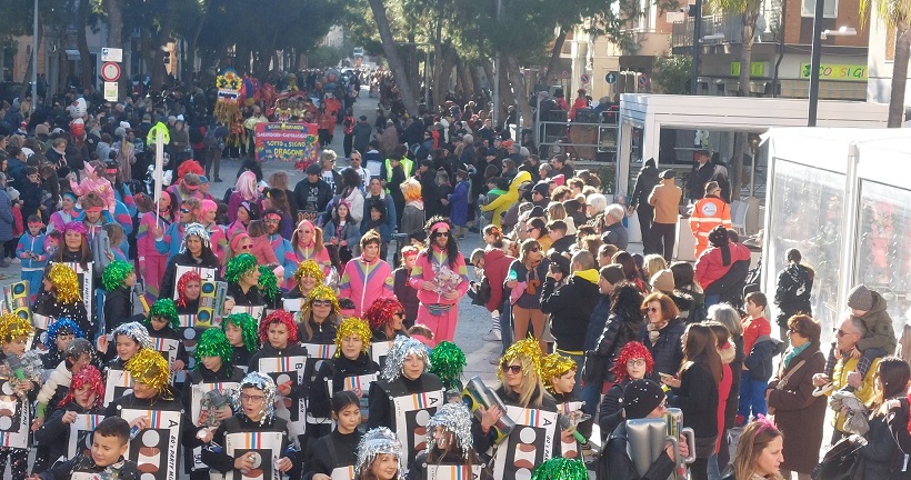 Baraonda a Porto San Giorgio animato da 14 gruppi mascherati