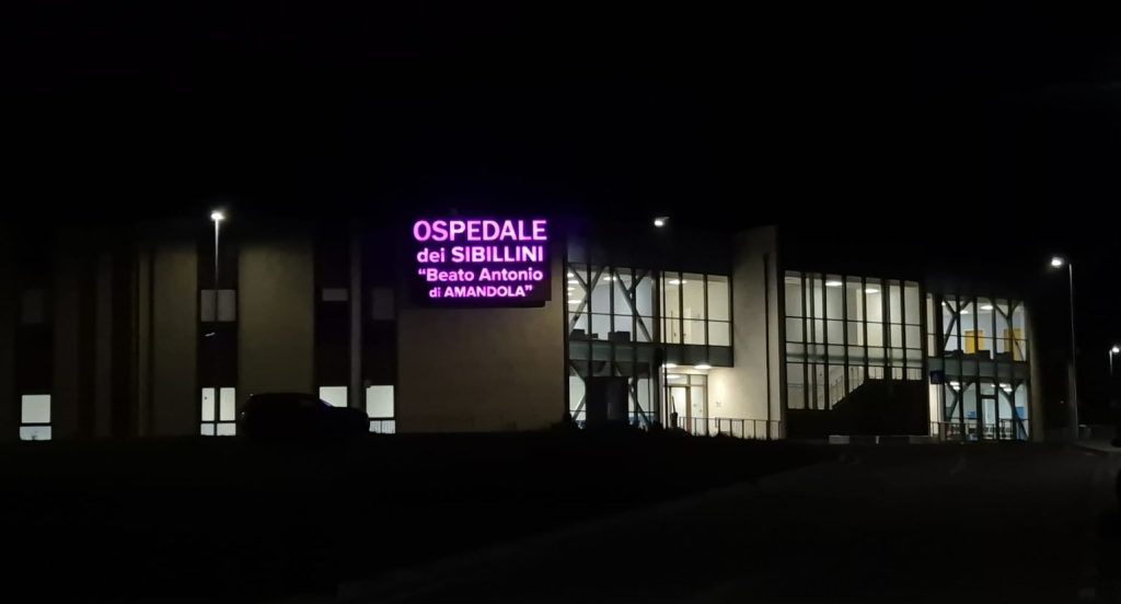 Ospedale di Amandola si illumina di rosa per la prevenzione sul tumore alla mammella