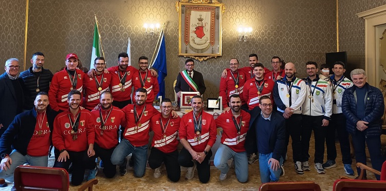 Fermo omaggia a palazzo i Cobra neo campioni mondiali di tiro alla fune