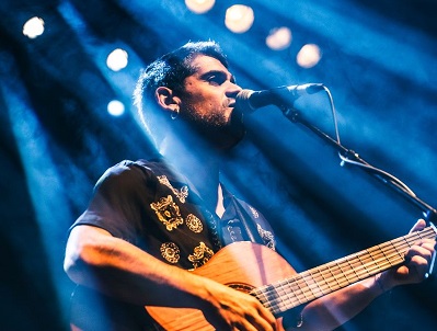 Mannarino apre il tour estivo a Villa Vitali. Data zero il 21 giugno, prevendite al botteghino del teatro dell’Aquila