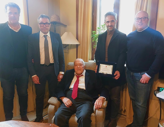 L’avvocato Emiliani compie 95 anni e riceve targa come socio fondatore del porto sangiorgese