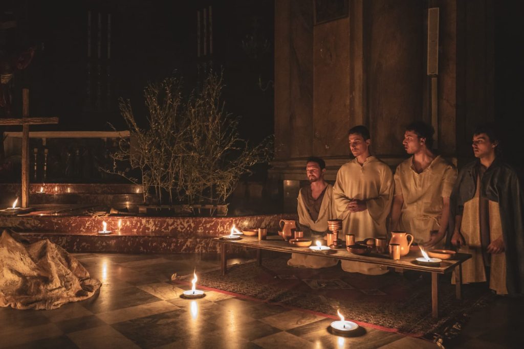 “Il cielo di carta”, il coro NovArmonia rappresenta Cena e Passione a Porto San Giorgio
