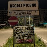 Medaglia d'oro partigiana dimenticata, l'opposizione appende di notte striscioni agli ingressi di Ascoli
