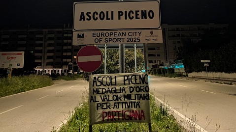 Medaglia d’oro partigiana dimenticata, l’opposizione appende di notte striscioni agli ingressi di Ascoli