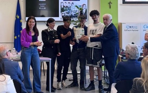 La talea di Falcone donata agli studenti dell'Ipsia