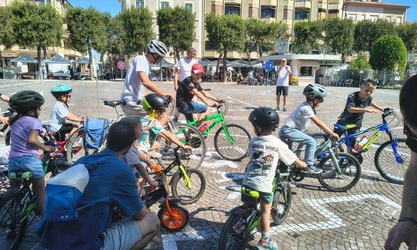 Pedalando Sorrisi riempie piazza XX Settembre a Civitanova