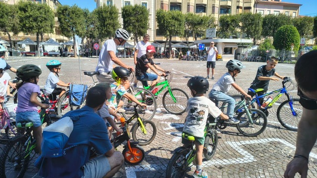 Pedalando Sorrisi riempie piazza XX Settembre a Civitanova