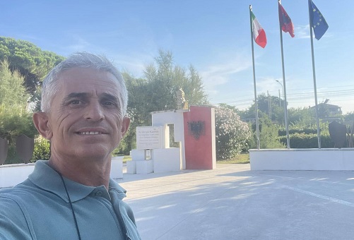 Grave il muratore colpito con una pietra a Lido Tre Archi. La comunità albanese chiede giustizia e misure di controllo