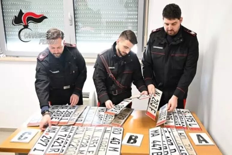 Targhe tedesche contraffatte, smascherata rete di auto fantasma nel Fermano. Denunciati due rivenditori
