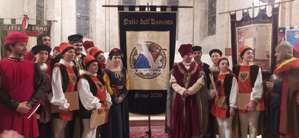 Svelato il Palio dell’Assunta 2026, a Fermo gia è tempo di sfide fra tamburi e bandiere