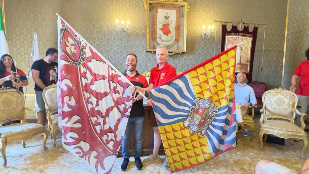 Patto di amicizia siglato fra gli sbandieratori e musici di Fermo e L’Aquila