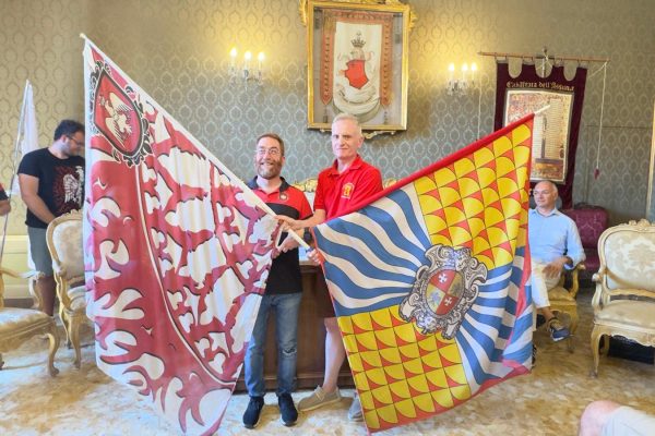Patto di amicizia siglato fra gli sbandieratori e musici di Fermo e L'Aquila