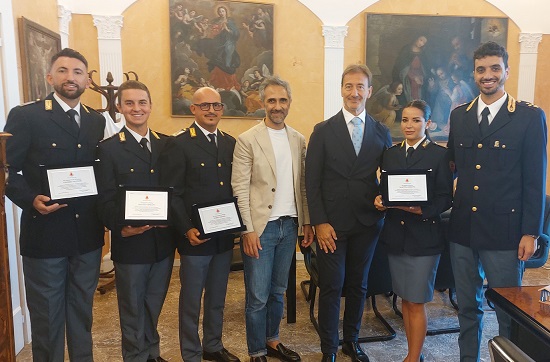 Salvano ragazza con l’intento di gettarsi dal cavalcavia, encomio ai poliziotti dal sindaco di Porto San Giorgio