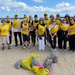 Dami in spiaggia a Porto San Giorgio per "Puliamo il Mondo"