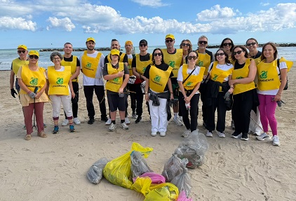 Dami in spiaggia a Porto San Giorgio per “Puliamo il Mondo”