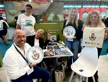 Civitanova dona piatti e opere d’arte Ucai ai tour operator del TTG Rimini