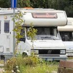 Camper nomadi, eternit e rifiuti ingombranti. Comitato residenti chiede controlli e sanzioni a Lido Tre Archi