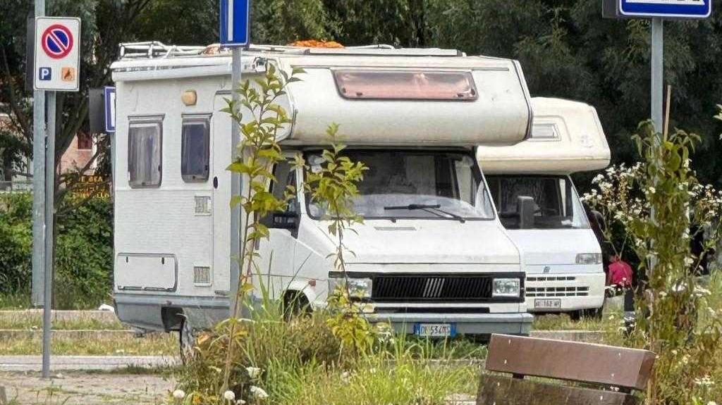 Camper nomadi, eternit e rifiuti ingombranti. Comitato residenti chiede controlli e sanzioni a Lido Tre Archi
